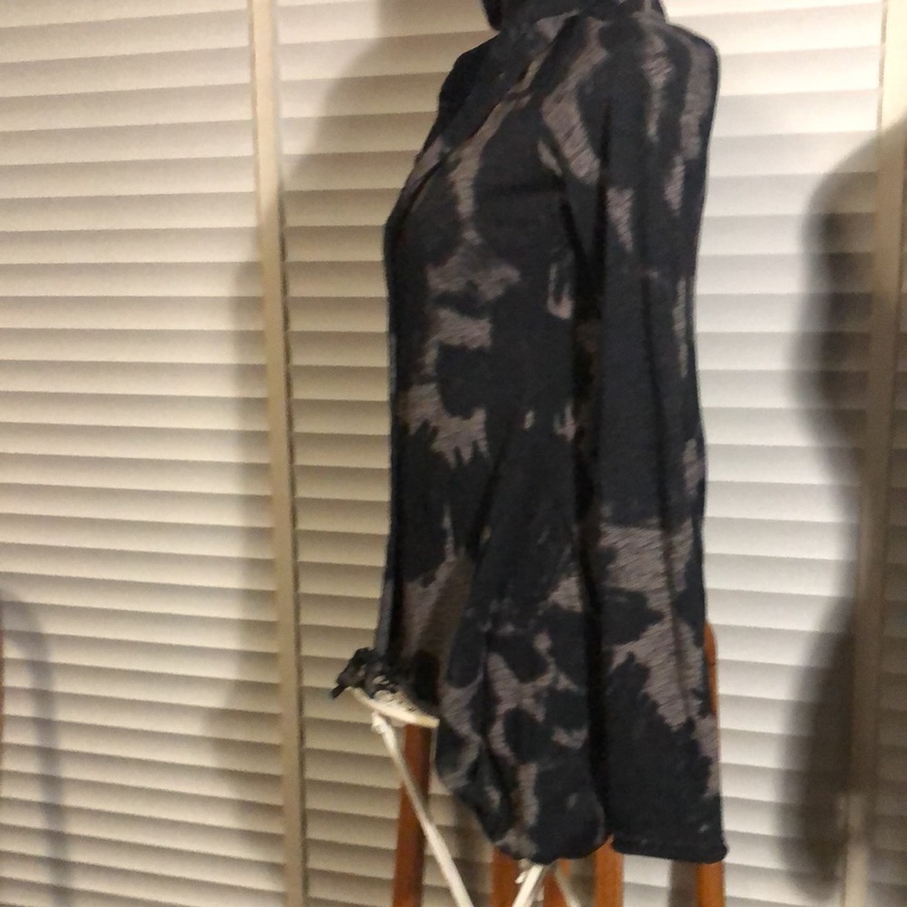 Quirky hoodie with drawstring on the Botton and longer around the back- love ❤️ - Picture 2 of 8